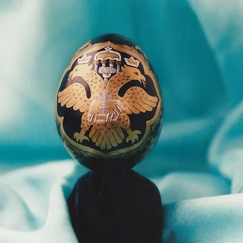 hen eggshell, cold enamels, acrylics, velvet